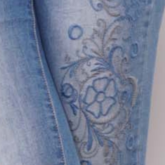 NWT Embroidered Distressed Jeans - Picture 5 of 7
